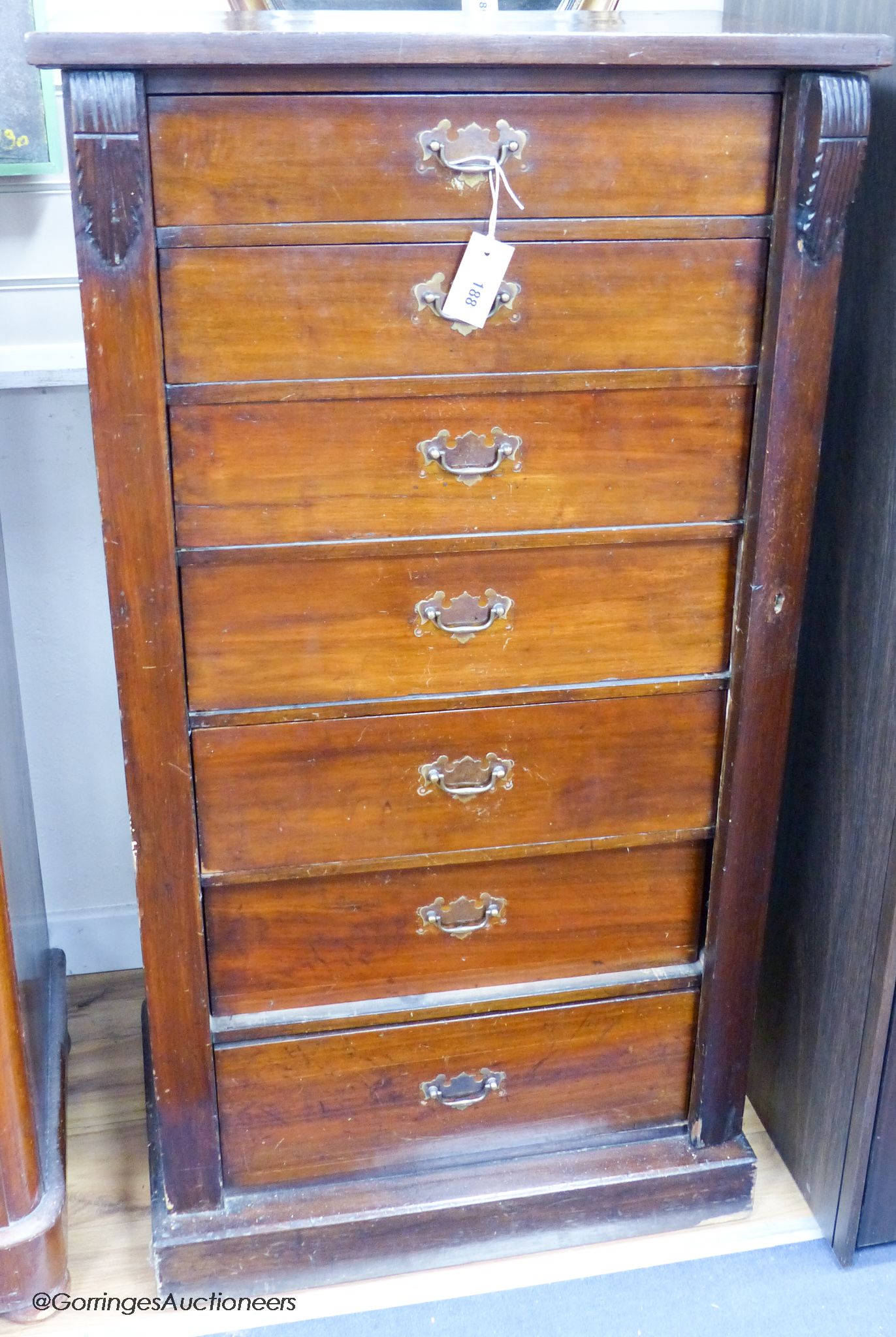 A victorian mahogany Wellington chest of seven drawers, 122 cm high, at 65 cm wide, 41 cm deep